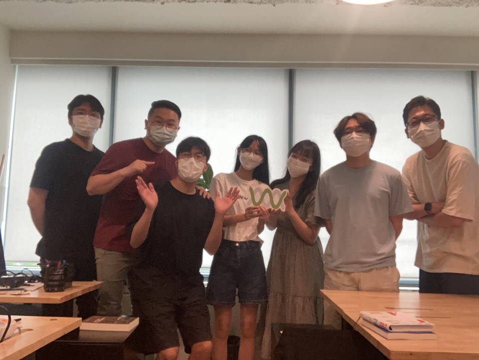 식스티헤르츠 구성원들이 기념촬영을 하고 있다. (사진=식스티헤르츠 제공)